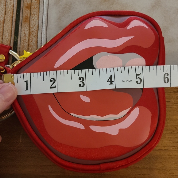 Lip-Shaped Red Bag - Picture 12 of 12